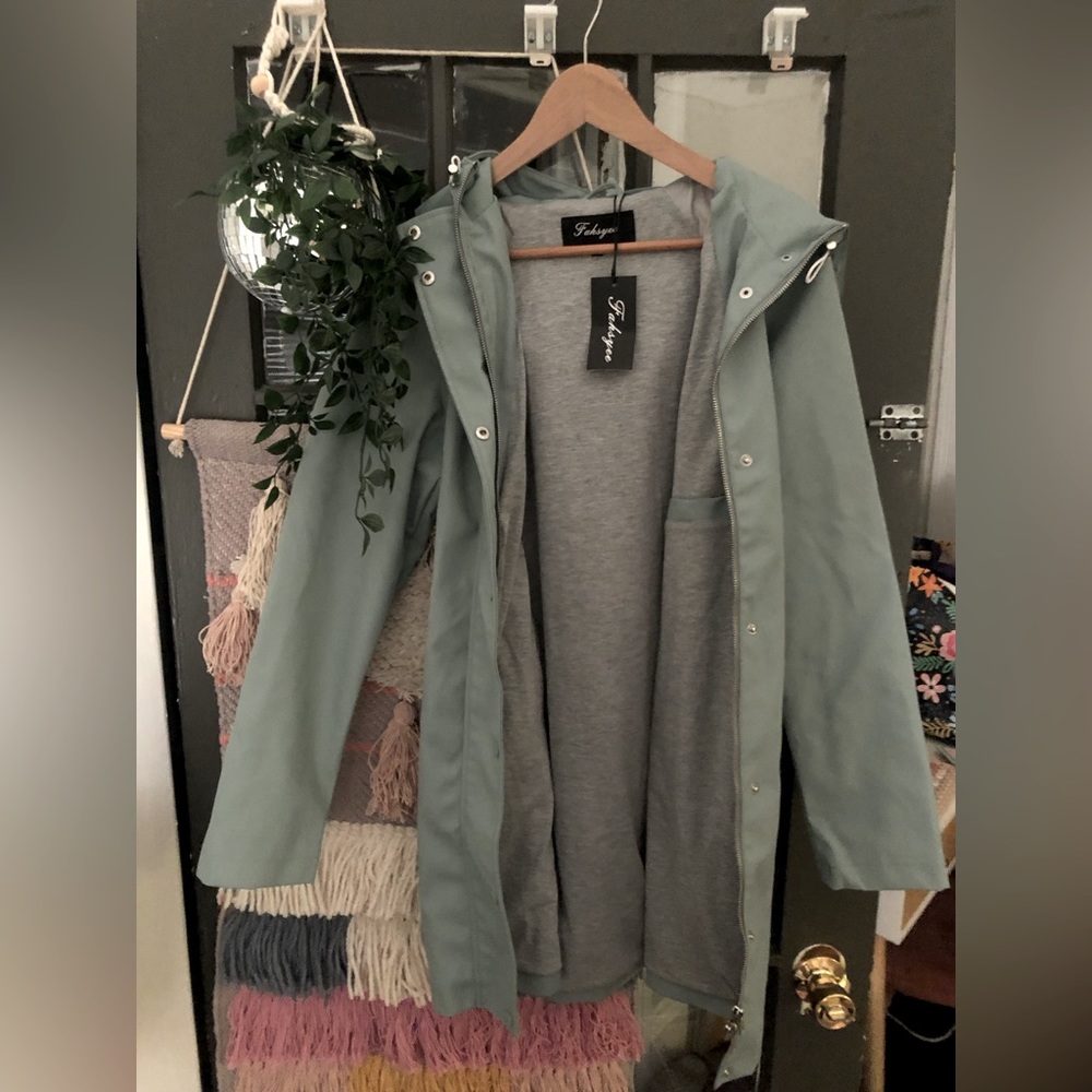 Heavy duty long rain coat, women’s size medium. Sage green